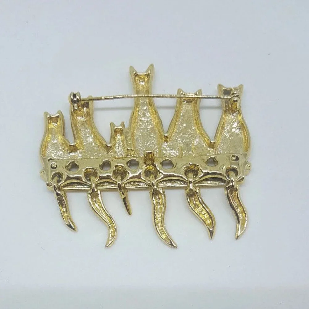 6 CATS ON A MANTLE With Dangling Tails Green‎ Eyes Vintage Gold Tone Brooch Pin
